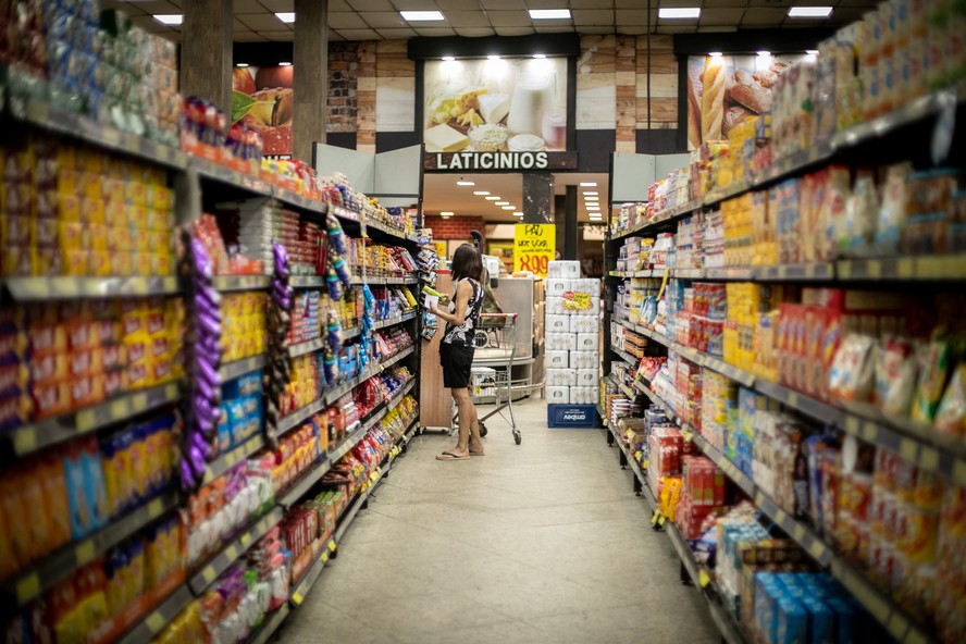 Supermercados investem em marcas próprias para diminuir custo do cliente