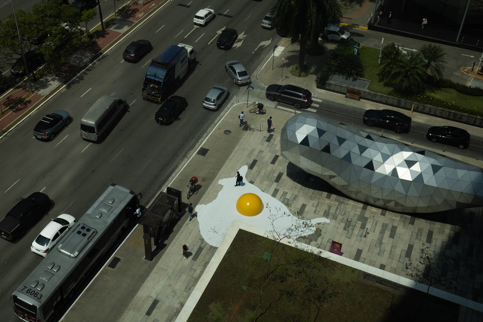 EGGCIDENT. Intervenção urbana criada pelo artista holandês Henk Hofstra, que busca chamar a atenção para as mudanças e o aquecimento global. — Foto: Maria Isabel Oliveira/Agência O Globo