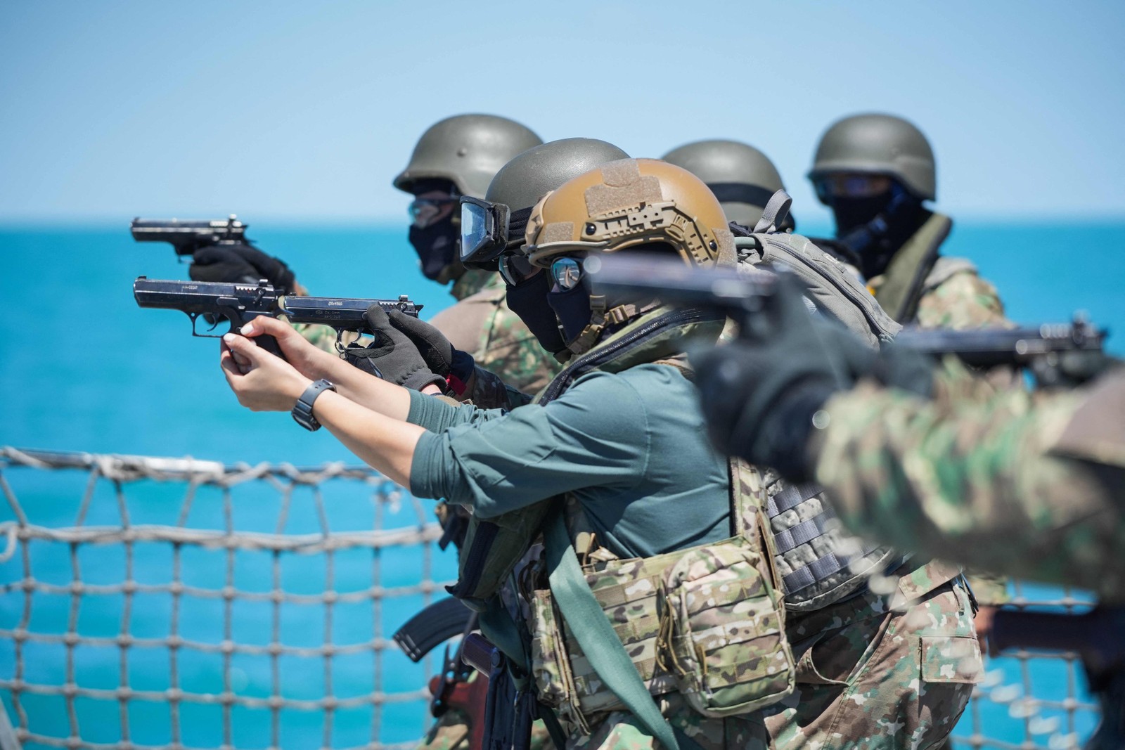 Cerca de 800 soldados participam a operação anual "Shield Protector", um exercício de dois dias organizado pelas Forças Navais da Romênia, destinado a consolidar os procedimentos de combate da OTAN entre os militares da marinha — Foto: MIHAI BARBU / AFP