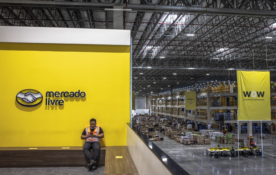 Trabalhador faz uma pausa no centro de atendimento do Mercado Livre em São Paulo