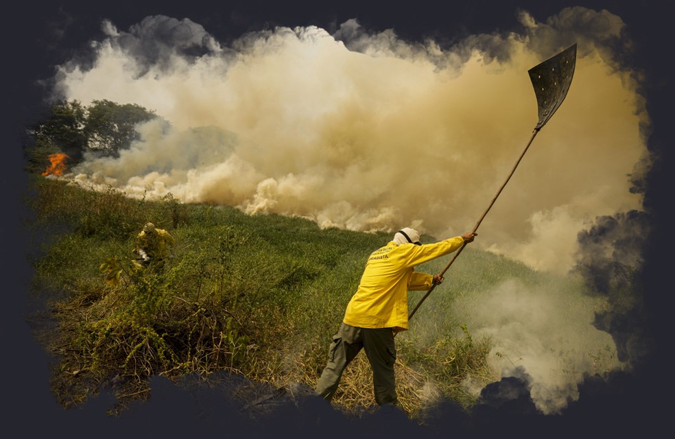 Brigadistas do ICMBIO combatem incêndio florestal que atingiu o Pantanal, em novembro — Foto: Arte O GLOBO/Agência Brasil