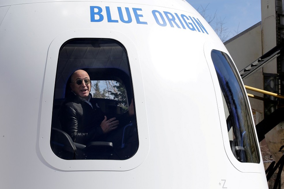 Jeff Bezos em protótipo da cápsula do New Shepard, que o levará ao espaço no próximo dia 20 de julho REUTERS — Foto:         
