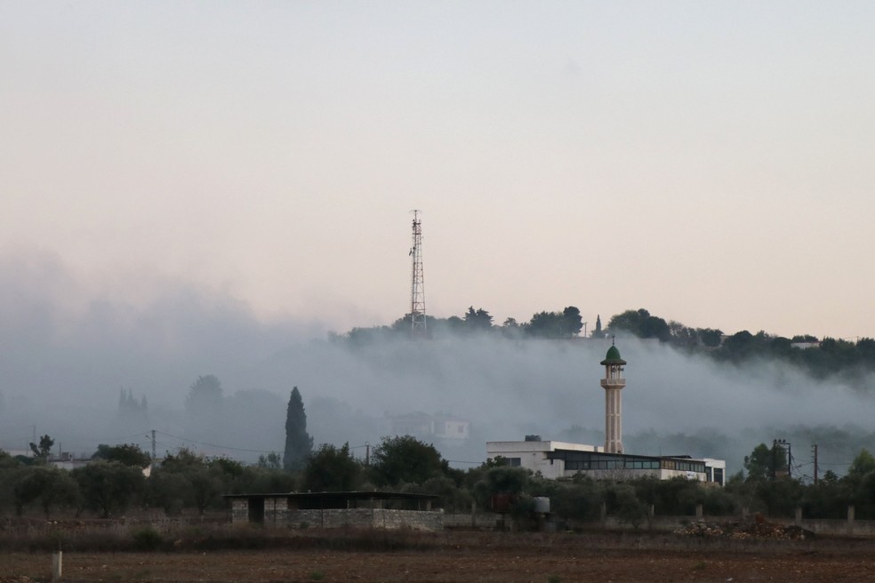 Ondas de fumaça se formam após bombardeio de Israel na vila de Dhaira, na fronteira com o sul do Líbano — Foto: AFP