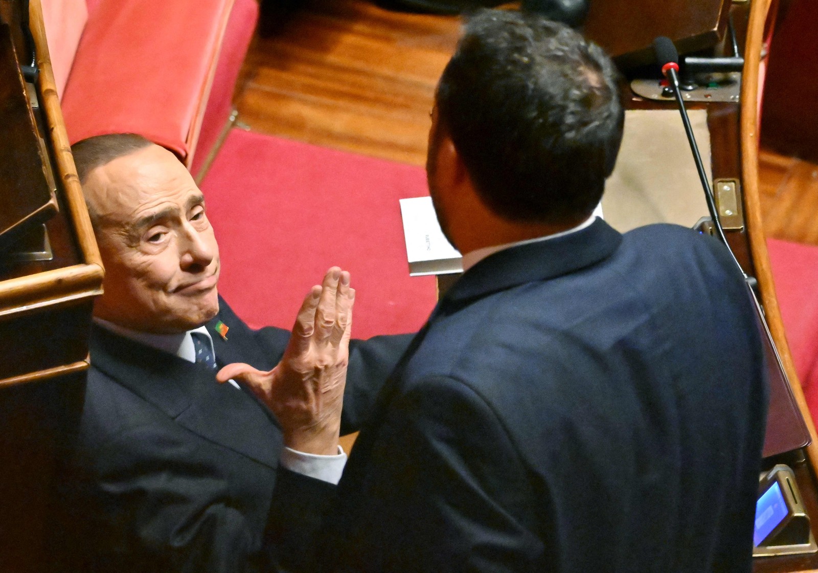 Ex-premier e senador da Itália, Silvio Berlusconi (E), durante sessão do Parlamento — Foto: AndreaS Solaro / AFP