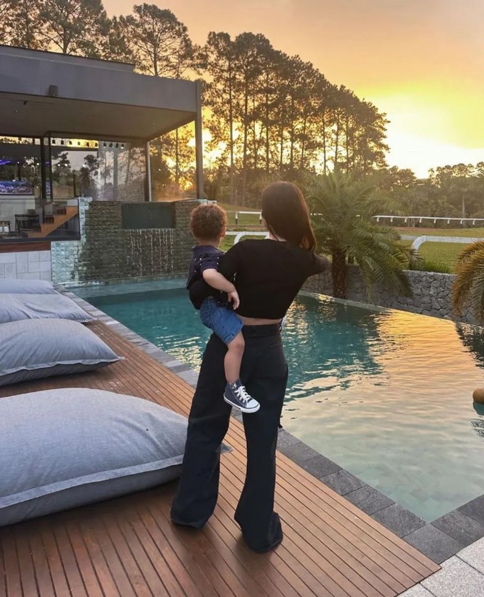 Bianca Andrade com o filho Cris, de 1 ano, em sua nova casa, em São Paulo — Foto: Reprodução/Instagram