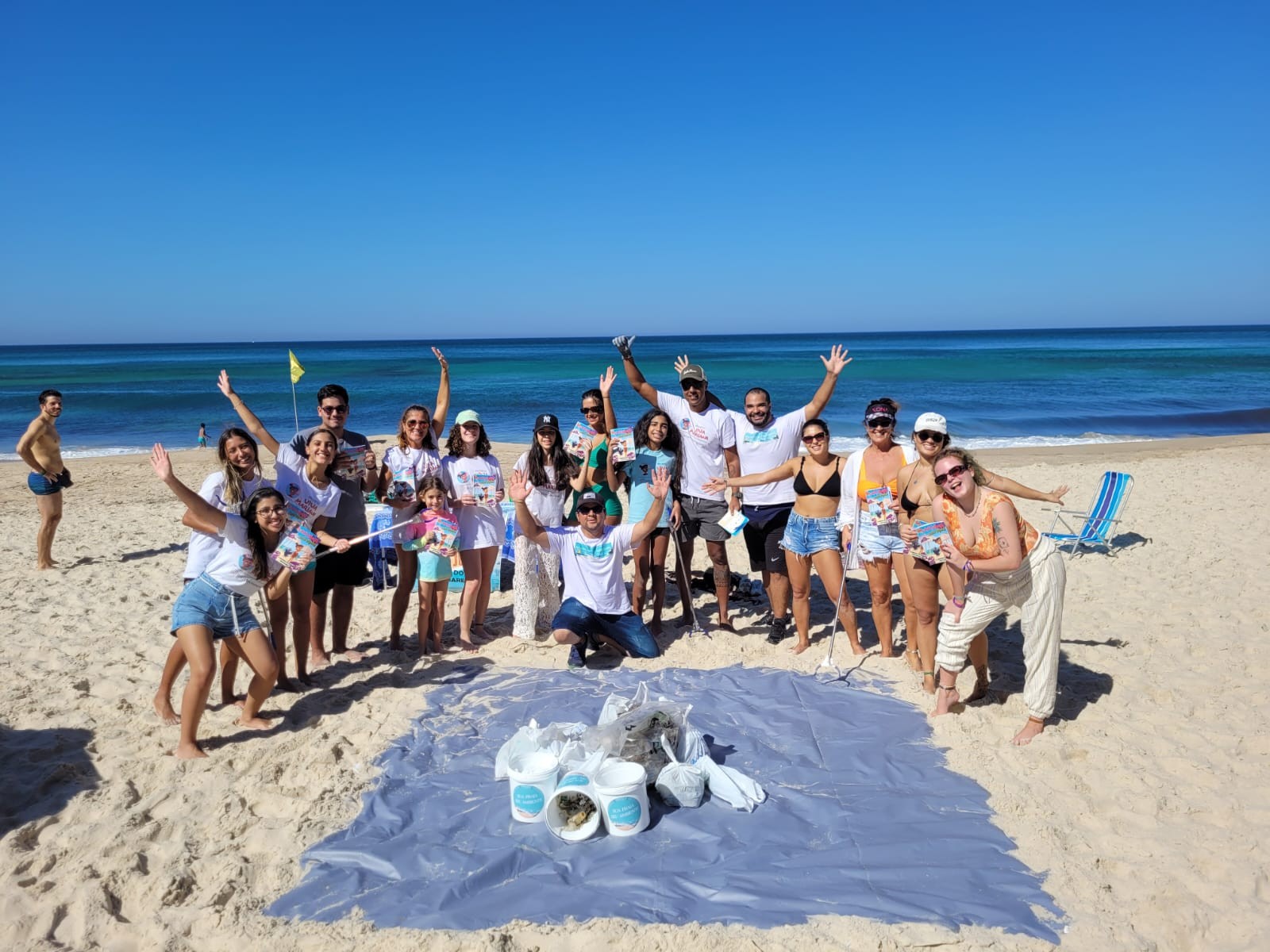 Uma vez por mês, agentes do Centro de Educação Ambiental da prefeitura promovem mutirões de limpeza na Prainha (foto) e na Reserva — Foto: Divulgação