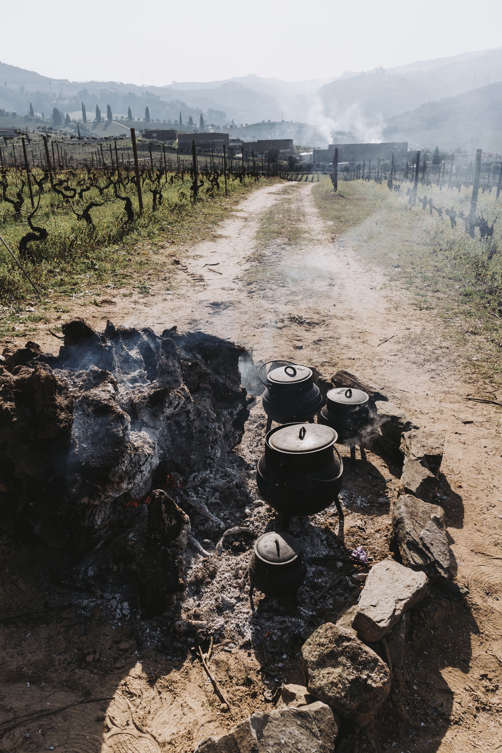 No almoço oferecido na Quinta da Pacheca, a estrela é a comida de pote, técnica típica do Norte de Portugal em panelas de ferro vão direto na fogueira — Foto: Divulgação