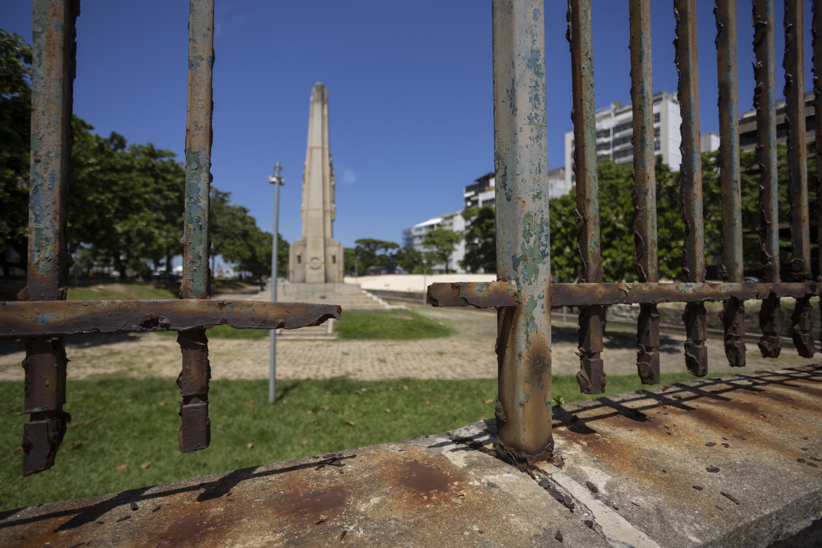 Parte do que restou da grade tomada pela ferrugem — Foto: Márcia Foletto