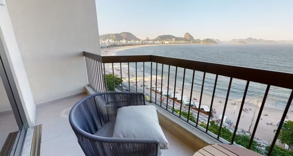 Varanda com vista para a Praia de Copacabana no Fairmont Rio — Foto: Reprodução