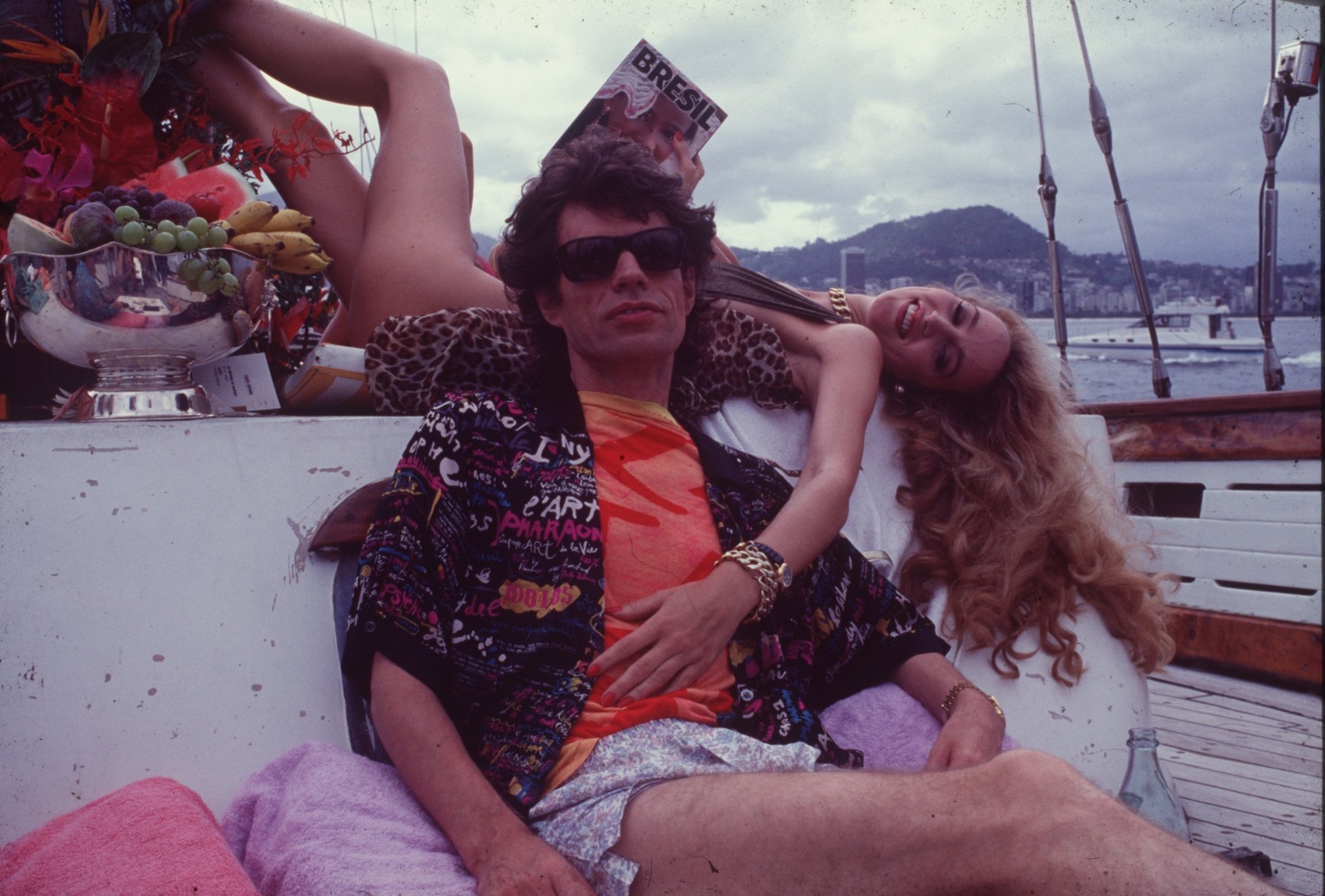 Mick Jagger e Jerry Hall no Brasil, em 1984. — Foto: Roberto Faissal