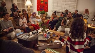 Família reunida na casa de Araras de Gilberto Gil — Foto: Reprodução / Prime Video