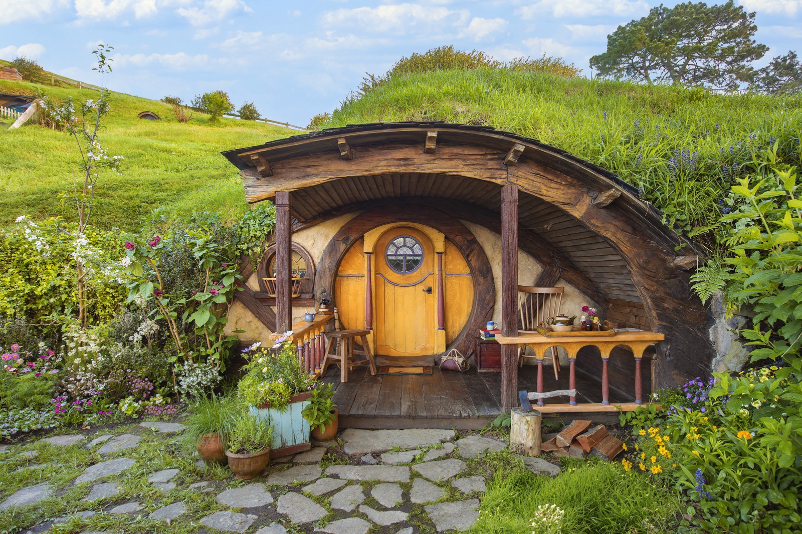Um dos 'buracos de Hobbit' de Hobbiton, o set de filmagem de 'Senhor dos anéis' que virou atração turística na Nova Zelândia — Foto: Divulgação / Larnie Nicolson