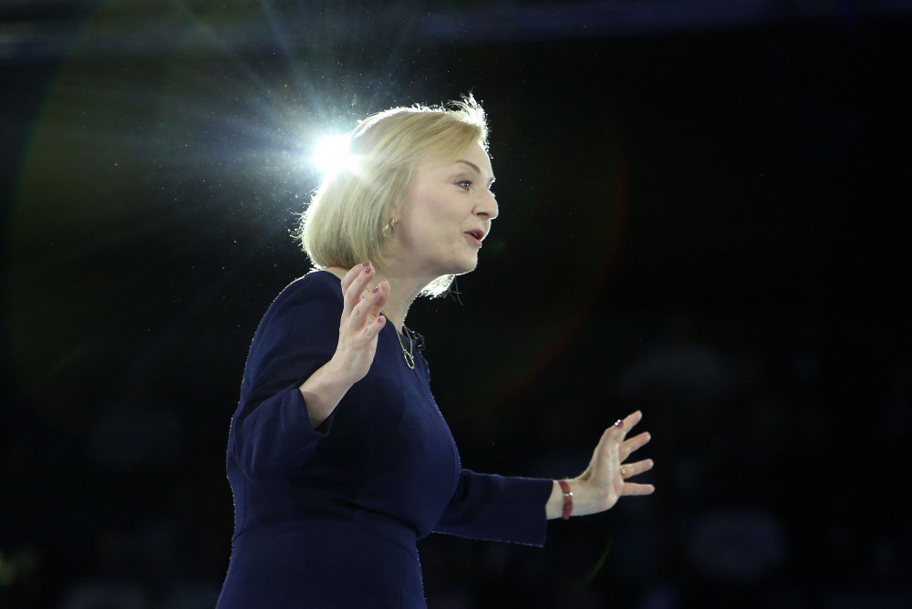 Liz Truss, chanceler do Reino Unido, responde a perguntas de eleitores em evento do Partido Conservador — Foto: Susannah Ireland/AFP