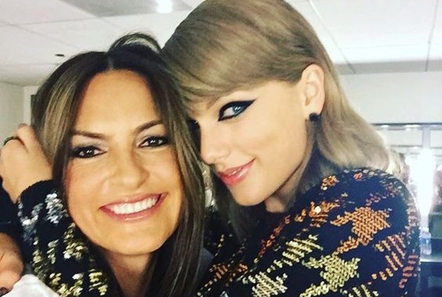 Mariska Hargitay e Taylor Swift nos bastidores do VMA 2015