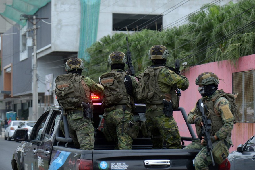 Forças de segurança equatorianas entram nas instalações do canal de televisão TC do Equador depois que homens armados invadiram o estúdio, em Guayaquil