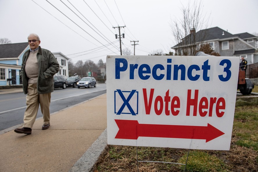 Homem chega para votar nas primárias presidenciais da Super Terça em Massachusetts, nos EUA