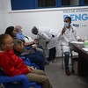 Pacientes recebem atendimento médico em serviço de saúde dedicado ao tratamento de dengue no Rio de Janeiro. - AFP