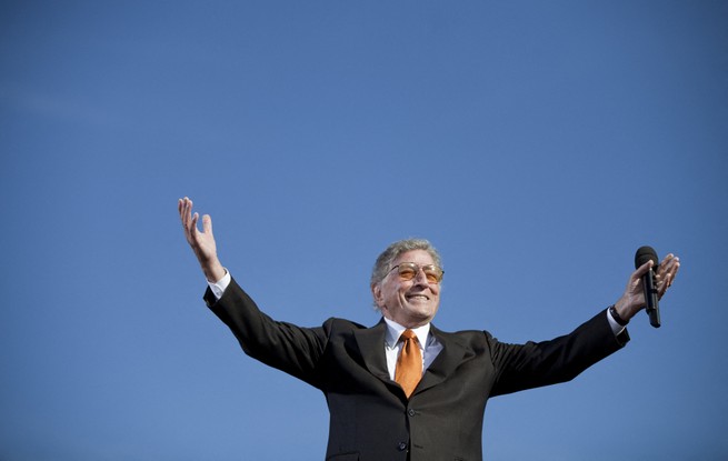 O cantor Tony Bennett se apresenta durante o "Rally To Restore Sanity and/or Fear" no National Mall, em Washington.