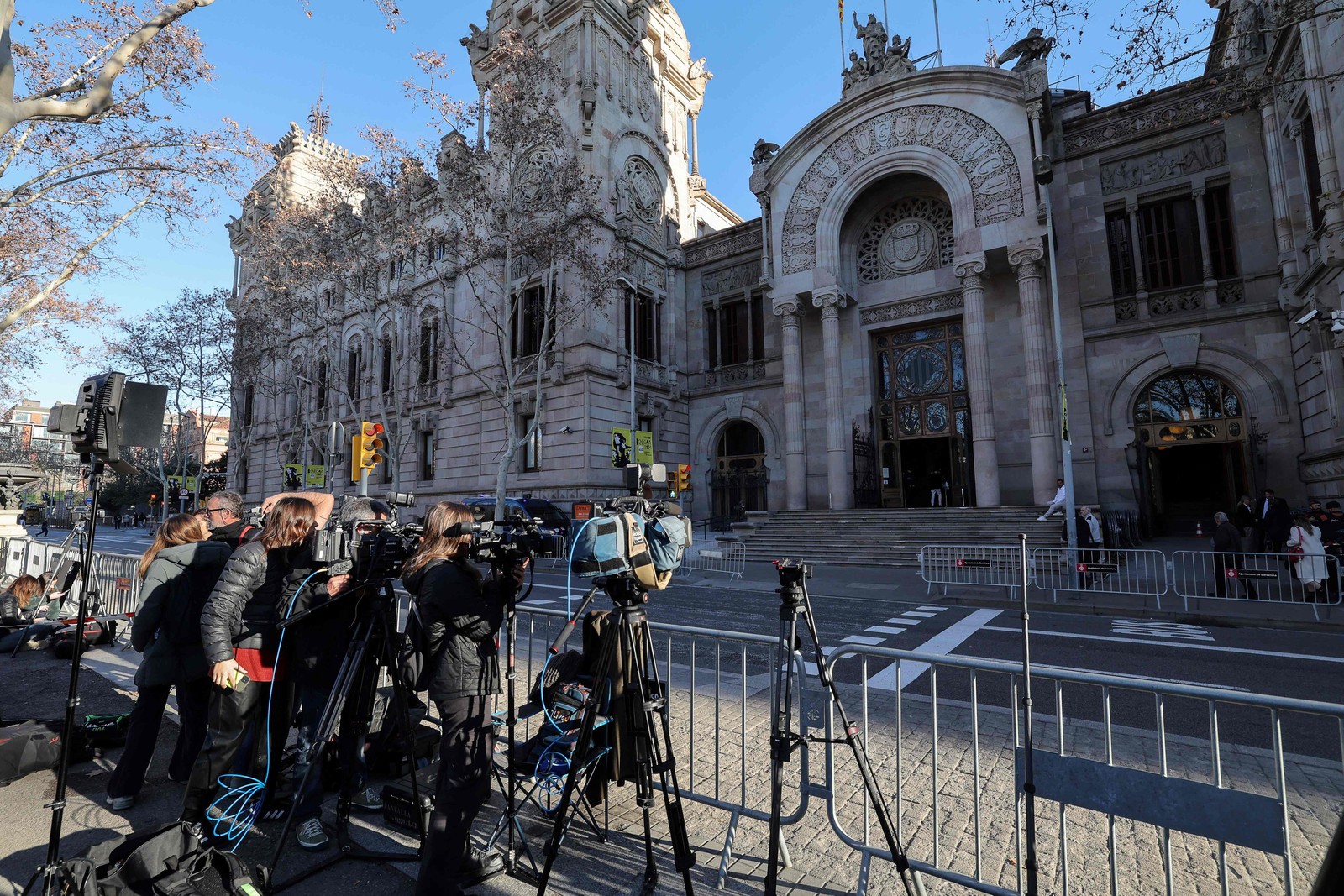 Imprensa na entrada do Tribunal Superior de Justiça da Catalunha, onde o ex-jogador Daniel Alves está sendo julgado — Foto: LLUIS GENE