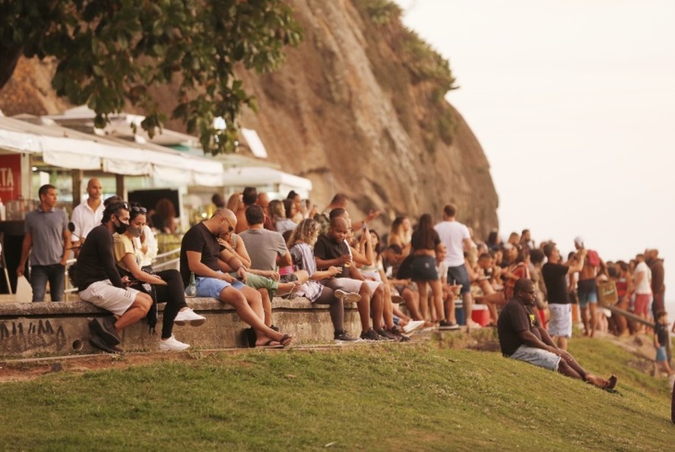 Visitantes admiram a vista da Pedra do Leme, na Zona Sul do Rio — Foto: Roberto Moreyra