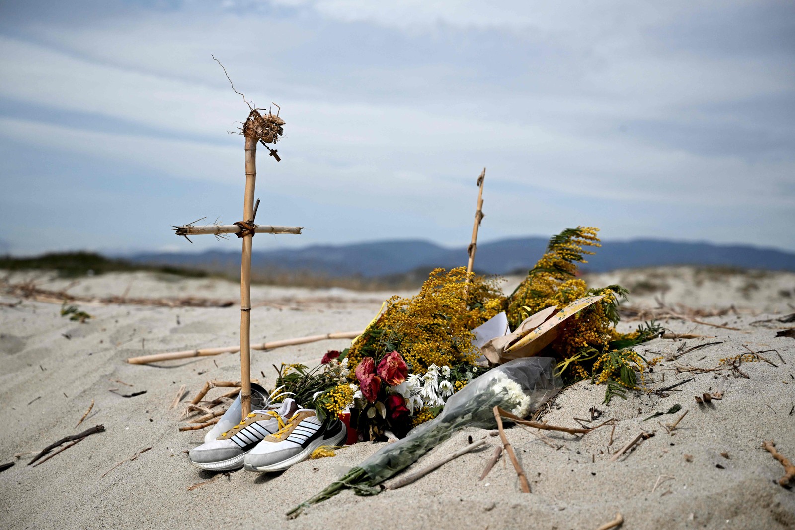 memorial em uma praia perto de Cutro, onde pelo menos 72 migrantes morreram em 26 de fevereiro depois de naufrágio na região da Calábria, no sul da Itália — Foto: TIZIANA FABI/AFP