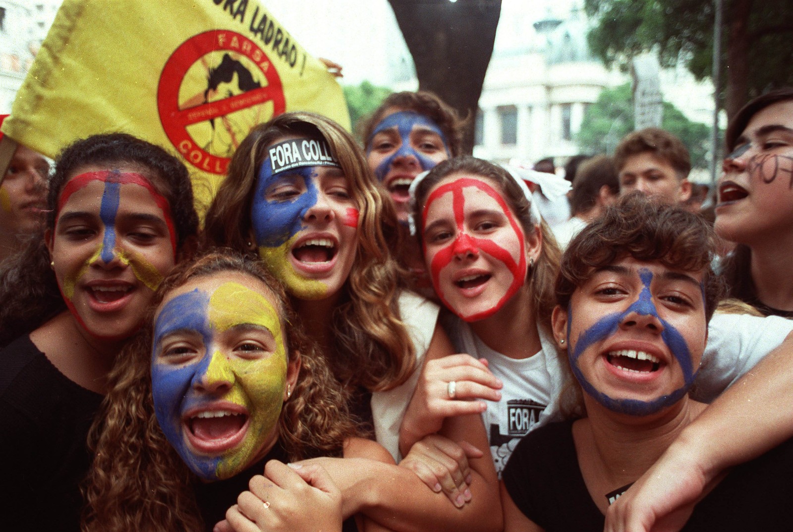 Estudantes 'caras pintadas' durante manifestação contra Collor, em 1992 — Foto: Cezar Loureiro/Agência O GLOBO