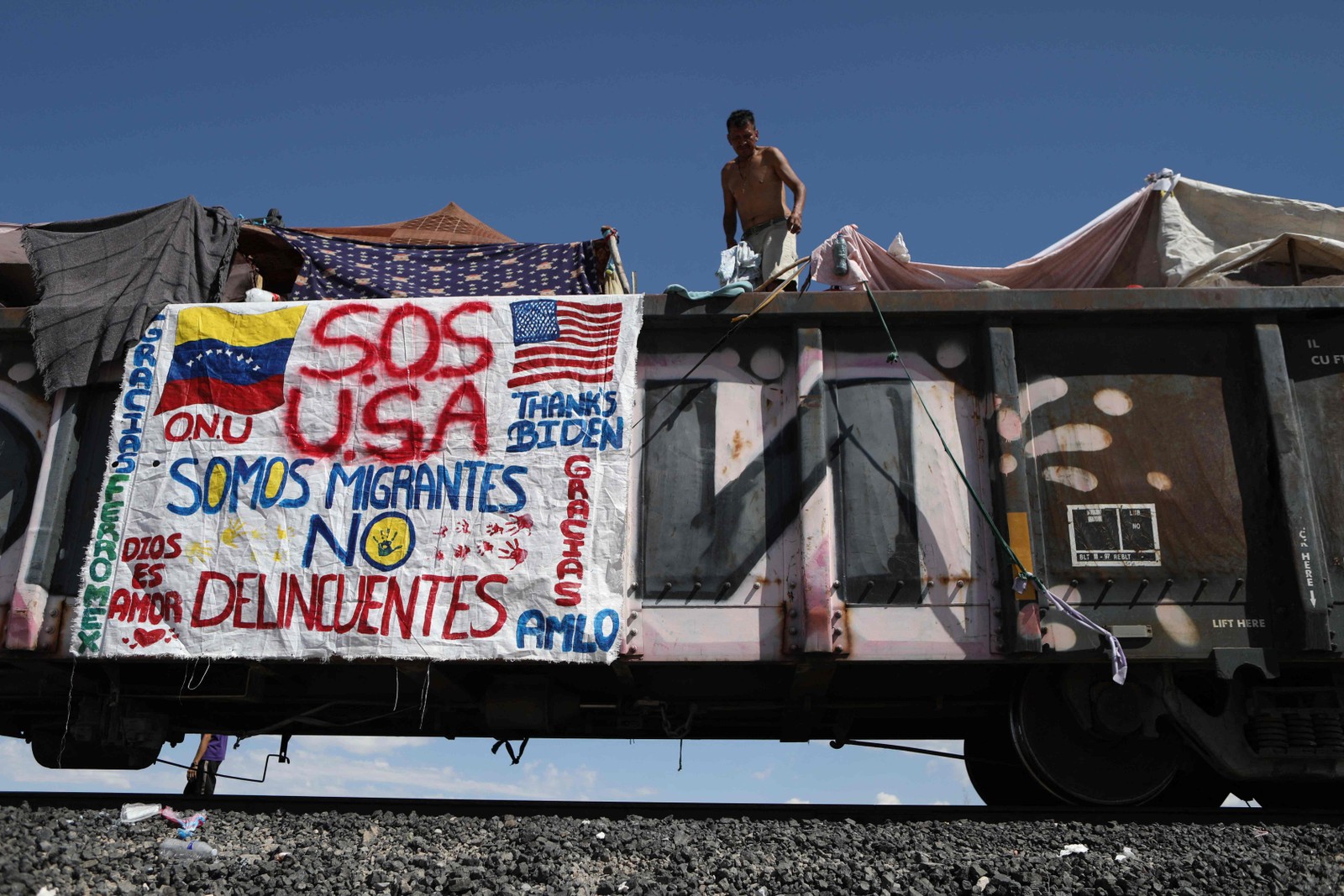 Migrantes, principalmente da Venezuela, são detidas depois que o trem de mercadorias em que viajavam para Ciudad Juarez parou no deserto do município de Ahumada, estado de Chihuahua, México. Nos últimos meses, pelo menos 1,8 milhão pessoas chegaram à fronteira sul dos EUA — Foto: HERIKA MARTINEZ/AFP