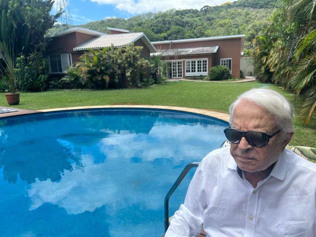 Cid na piscina de casa — Foto: Divulgação