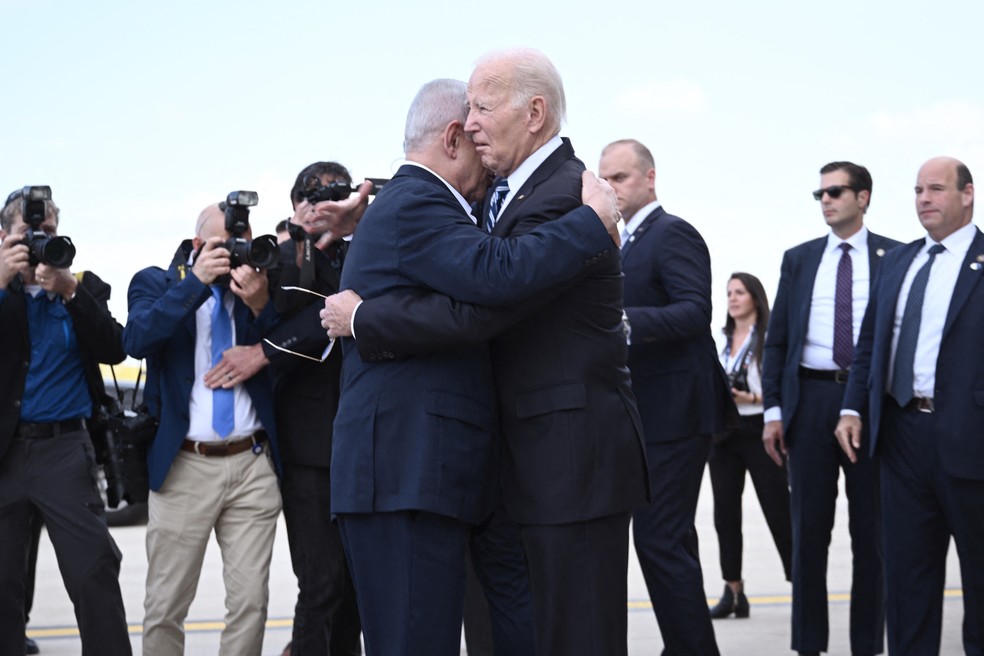 Joe Biden foi recebido por Benjamin Netanyahu em Tel Aviv pouco após o início da guerra — Foto: Brendan SMIALOWSKI / AFP