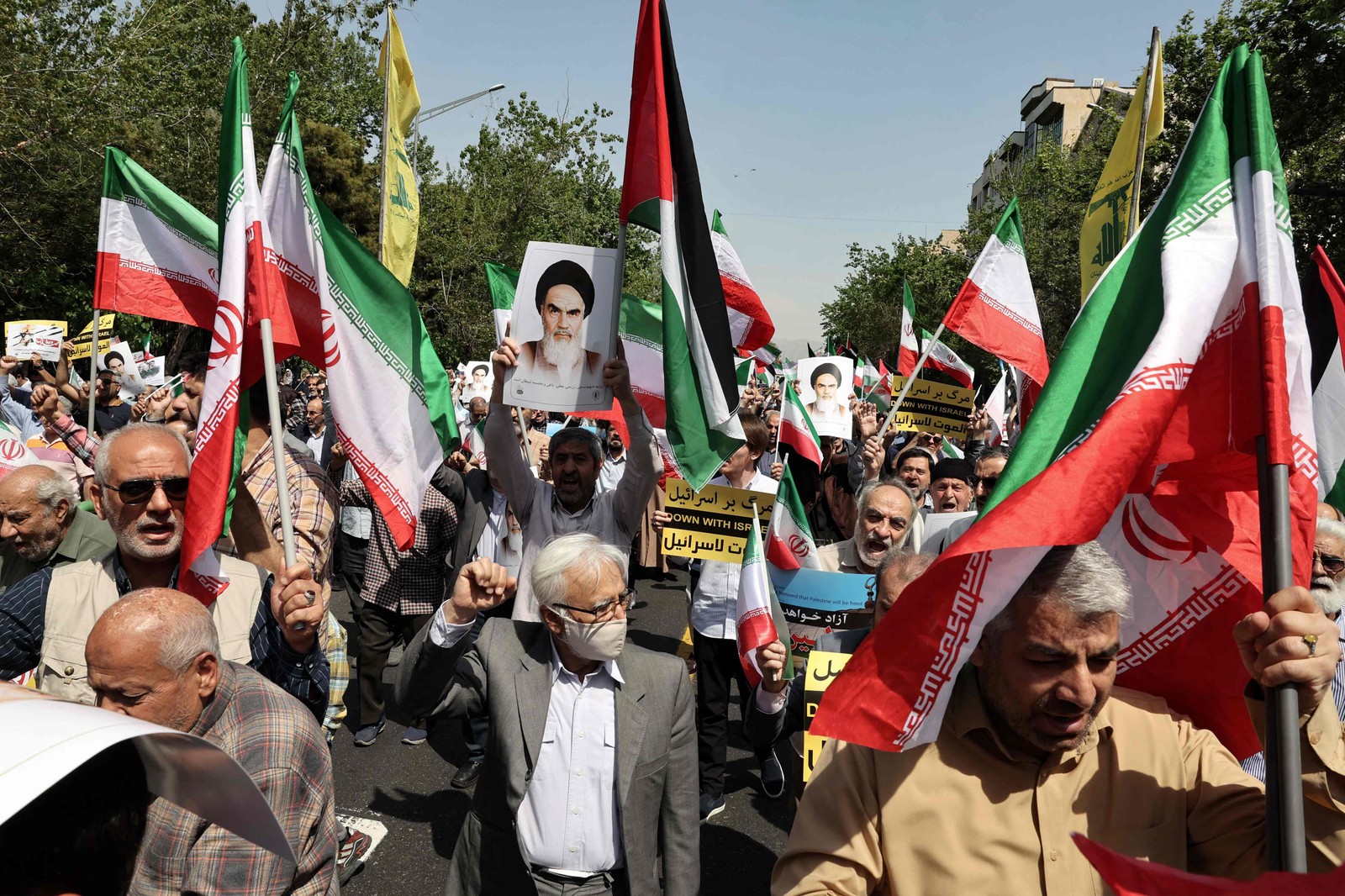 Protesto contra Israel, acusado de realizar o ataque que causou explosões em Isfahan — Foto: Atta KENARE / AFP