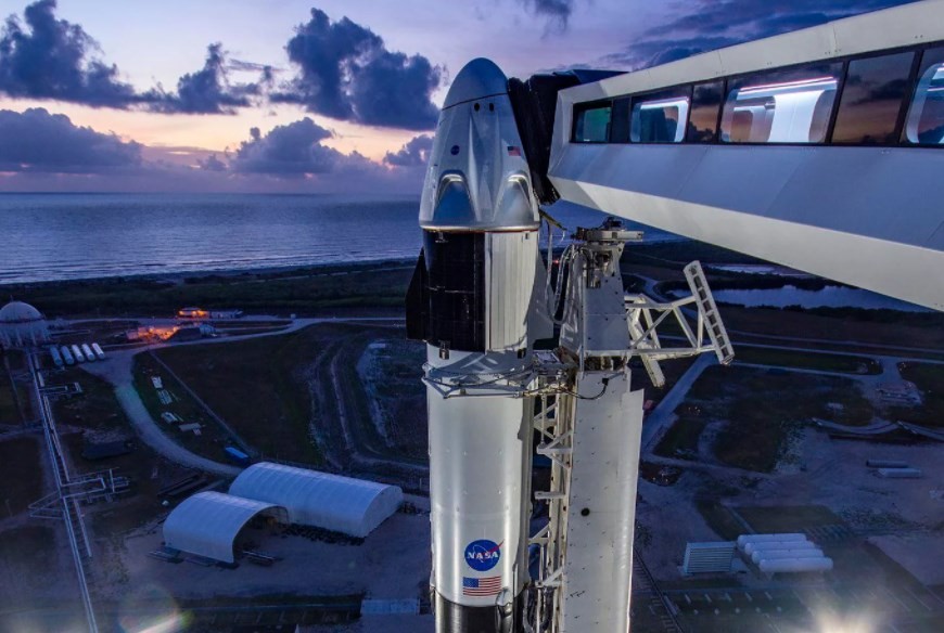 A cápsula Crew Dragon, de Musk, entrou em trajetória circular assim como a Lua, e satélites artificiais e a Estação Espacial Internacional, cuja altitude (408km) será superada pela nave de MuskReprodução
