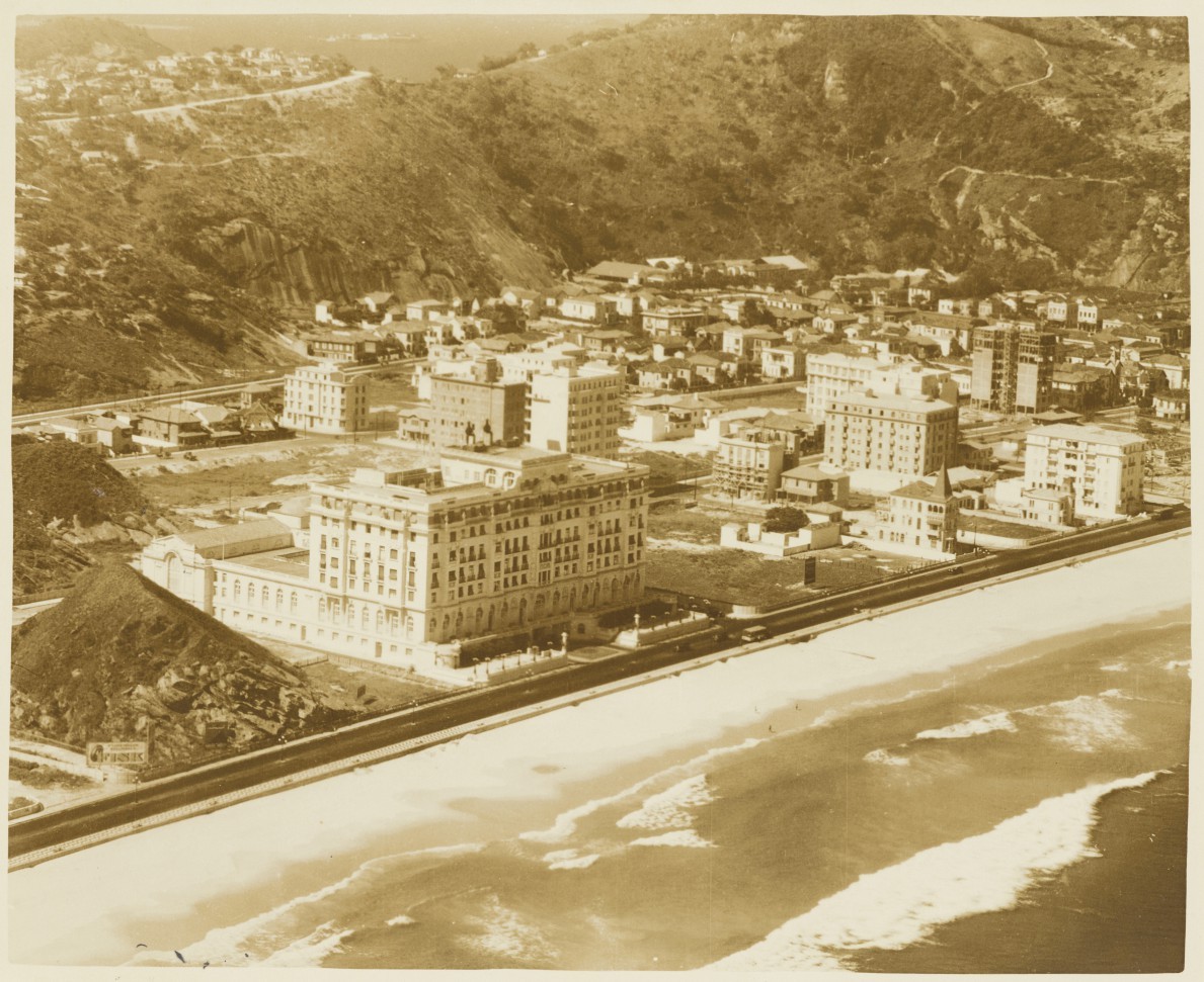 Vista aérea de Copacabana com o Palace ao centro da imagem, em 1926 — Foto: The Aircraft Operating Co. Ltd. / Acervo Instituto Moreira Salles