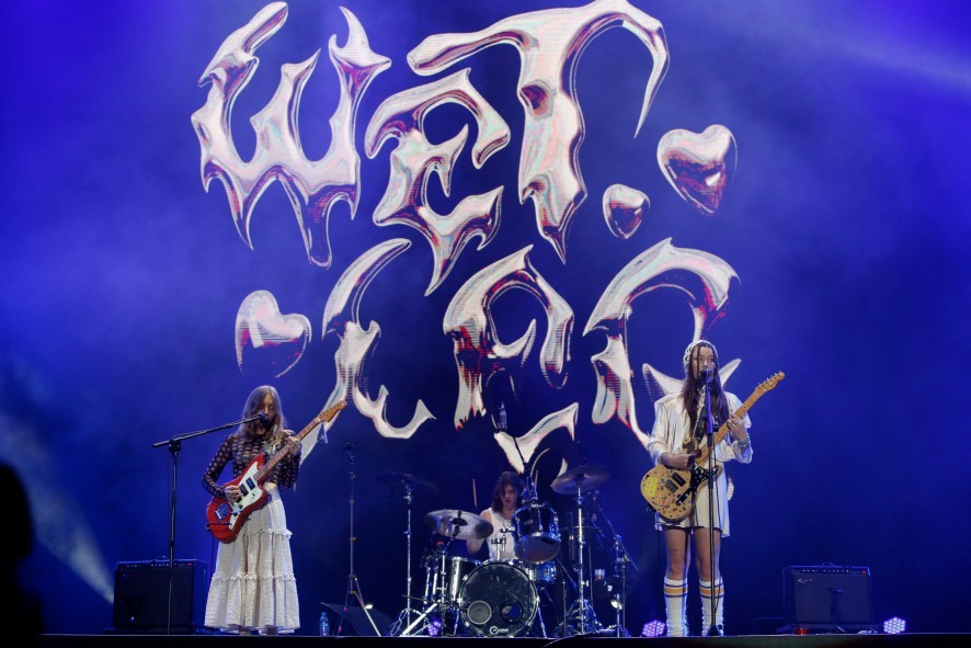 Antes, as inglesas do Wet Leg tocaram no palco The One — Foto: Miguel SCHINCARIOL / AFP