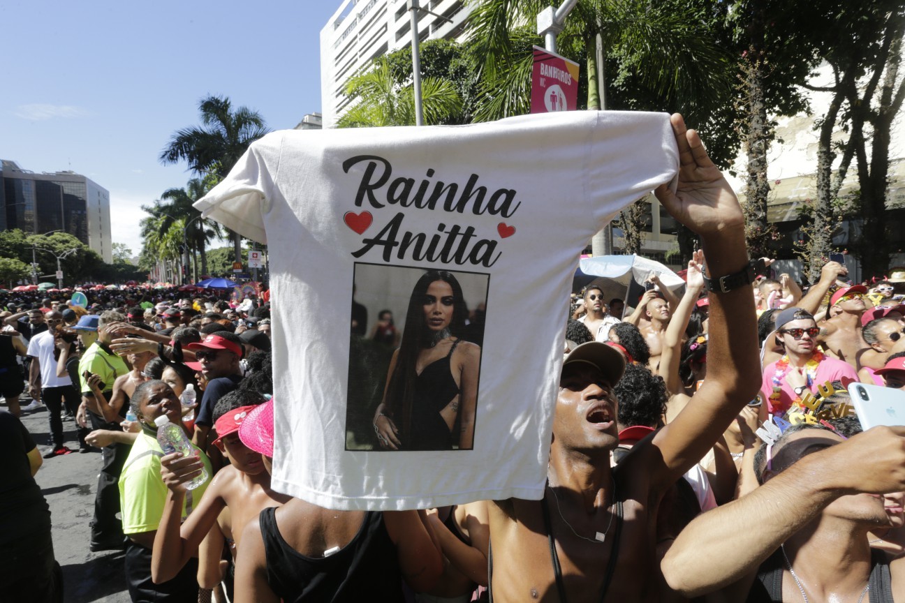 Fã da cantora exibe camiseta com foto dela durante o bloco — Foto: Domingos Peixoto