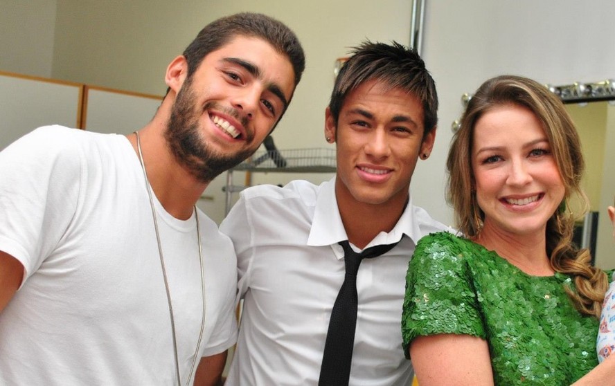 Pedro Scooby, Neymar e Luana Piovani, juntos, nos bastidores do programa 'Domingão do Faustão', em 2012