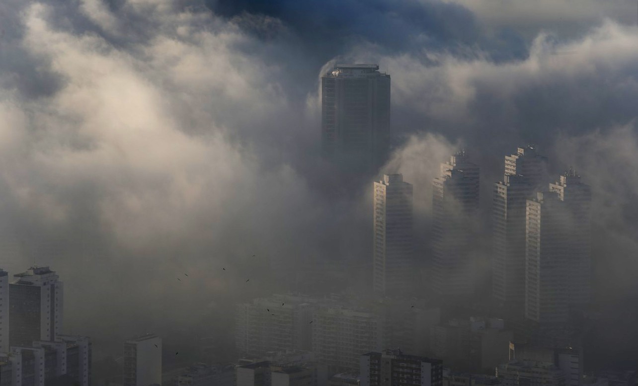 Nevoeiro atinge a manhã do Rio de Janeiro  — Foto: Fabiano Rocha / Agência O Globo