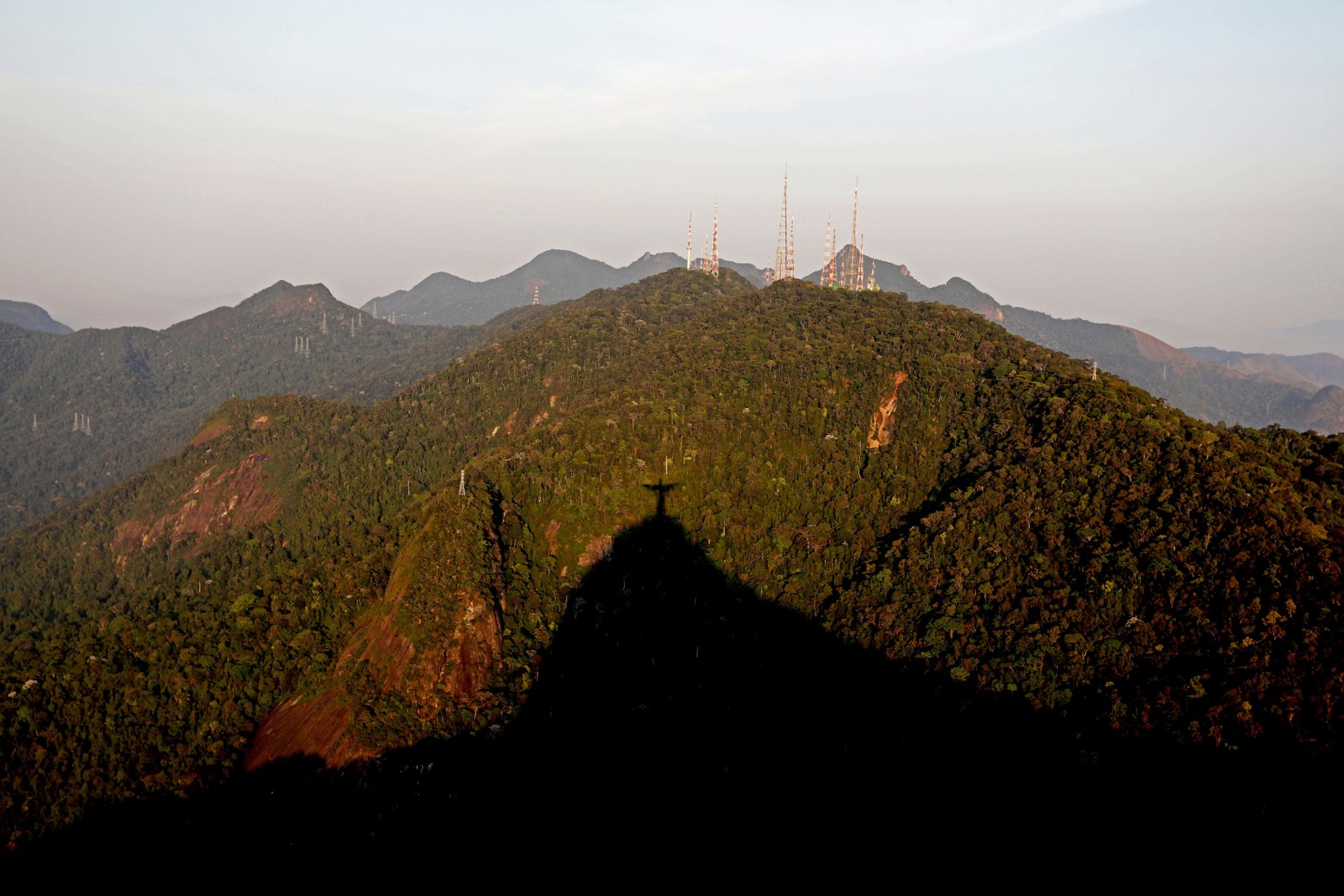 A sombra do morro do Corcovado com o Cristo — Foto: Custodio Coimbra / Agência O Globo