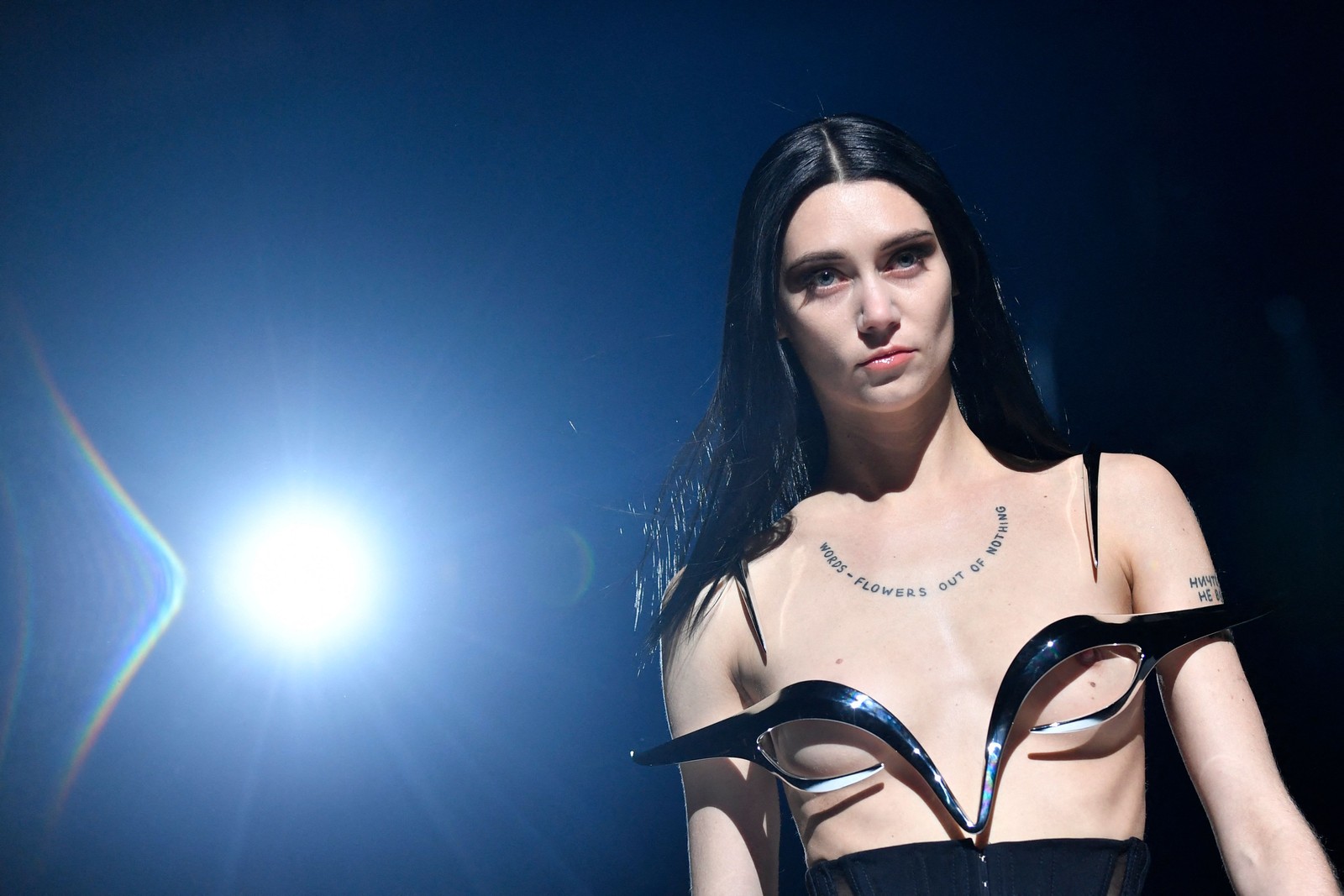 Modelo desfila pela Mugler na Semana de Moda de Alta-Costura Primavera-Verão 2023 em Paris em 26 de janeiro de 2023 — Foto: Julien de Rosa / AFP