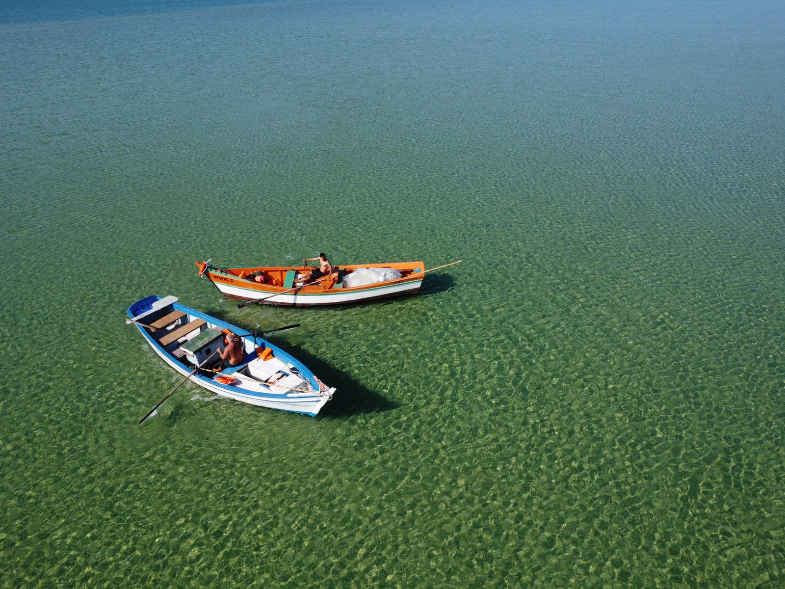 Na Lagoa de Araruama, mais de 600 famílias vivem da pesca artesanal, atividade centenária que marca a região — Foto: Custodio Coimbra / Agência O Globo