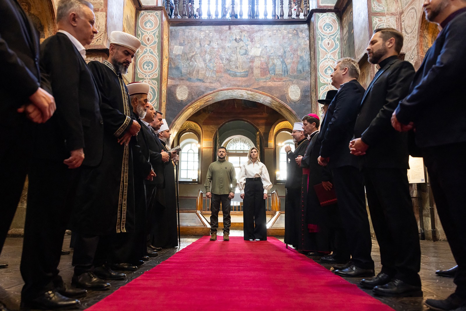 O presidente da Ucrânia, Volodymyr Zelensky, e sua esposa, Olena Zelenska, participam de um culto religioso na catedral de Santa Sofia durante as celebrações do Dia da Independência da Ucrânia, em Kiev. — Foto: UKRAINIAN PRESIDENTIAL PRESS SERVICE / AFP