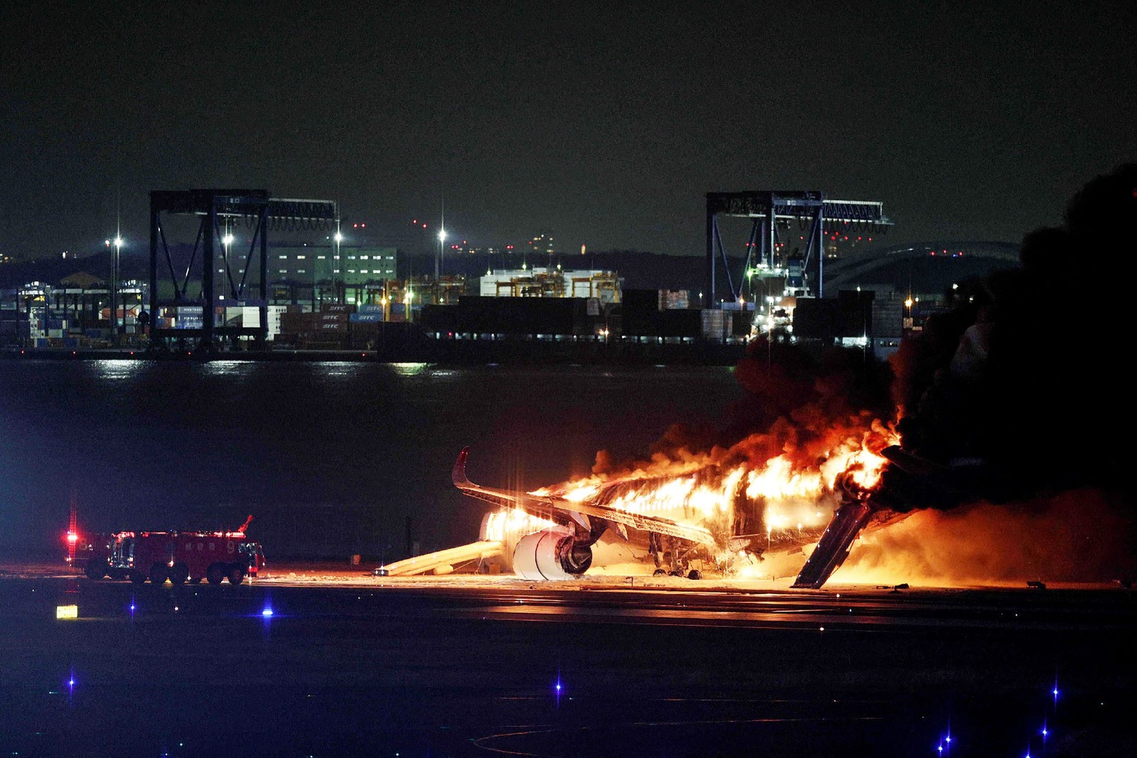 Avião pega fogo após colisão em aeroporto de Tóquio — Foto: JIJI PRESS / AFP