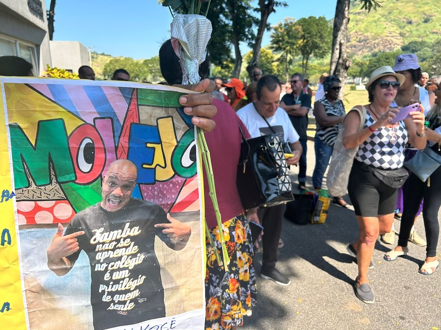 Fãs de Anderson Leonardo, do grupo de pagode Molejo, prestam homenagens durante o velório do cantor, no Rio de Janeiro