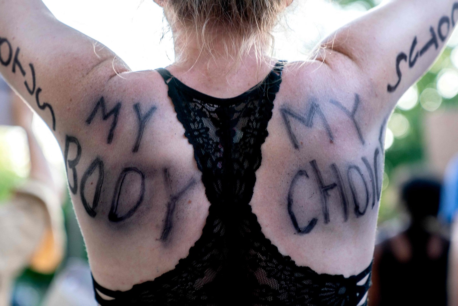 "Meu corpo, minha escolha". Manifestantes pelos direitos ao aborto marcham para as casas do juiz da Suprema Corte dos EUA Brett Kavanaugh e do juiz John Roberts em Chevy Chase, Maryland  — Foto: STEFANI REYNOLDS / AFP