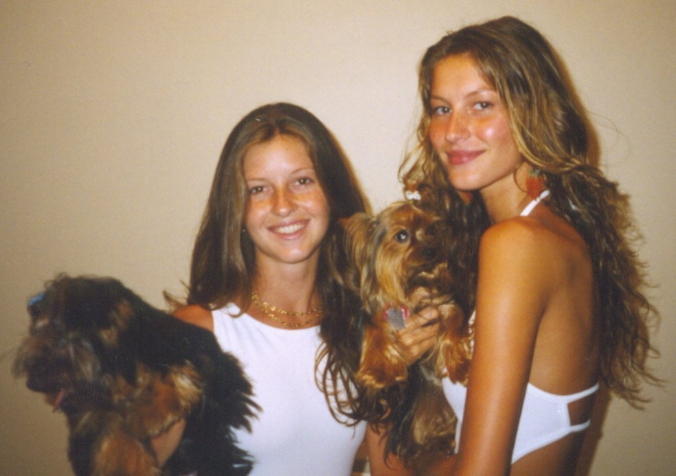 Gisele Bundchen e a irmã gêmea Patricia Bundchen no ano 2000 — Foto: Divulgação
