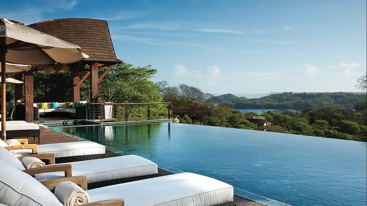 Hotel tem piscinas de borda infinita voltas para vista do mar — Foto: Divulgação