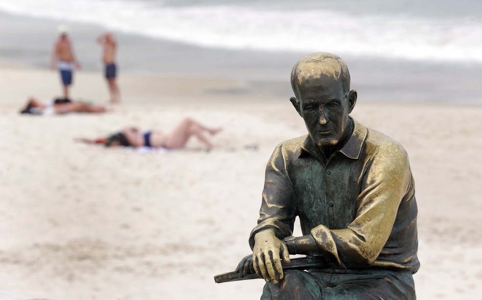 Após vários furtos, estátua de Drummond hoje é monitorada por câmera — Foto: Márcio Alves / Agência O Globo