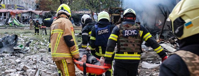 Socorristas carregam homem ferido na cidade de Cherkasy após ataque russo — Foto: Serviços de Emergência Ucranianos/AFP