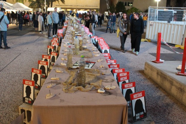 Instalação simula mesa vazia do shabat para marcar ausência de reféns durante protesto em Tel Aviv