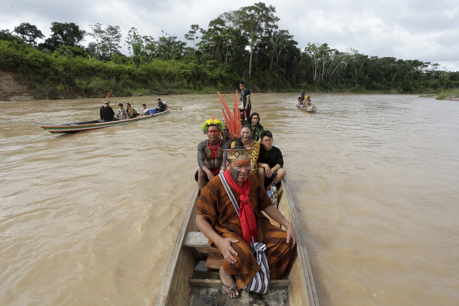 Lideranças ashaninka e kayapó durante viagem de barco no caudaloso rio Amônia, que segue até a fronteira com o Peru - Foto: Domingos Peixoto / Agência O Globo