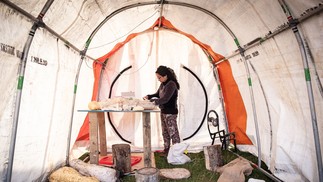 Após recolherem fósseis em Cerro Guido, perto da fronteira com a Argentina, em 2021, os cientistas analisaram os restos em laboratório — Foto: INACH / AFP